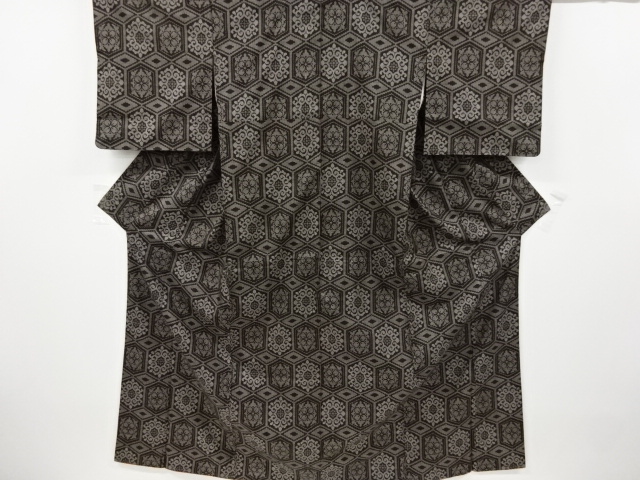 リサイクル　華紋亀甲模様織り出し本場泥大島紬着物(5マルキ)